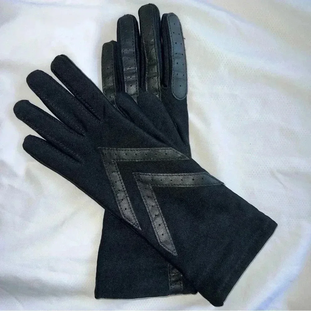 Isotoner Women’s Black Stretch Gloves One Size